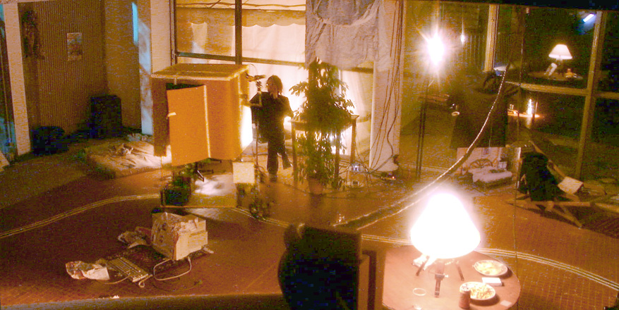 Piet.sO et Peter Keene installation performance à propos de confinement et de redécouverte d'un espace restreint par l'aide d'un véhicule monoplace surmonté d'un carton et équipé d'un périscope. Vue d'ensemble de l'installation à Aix-en Provence, festival Arborescence.