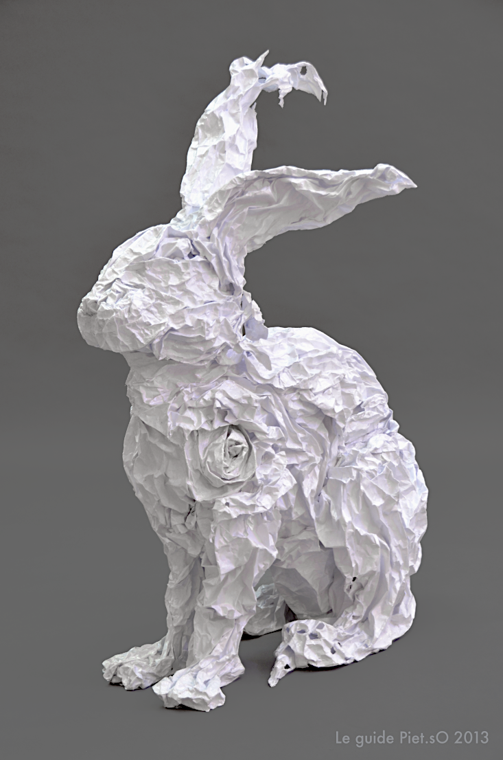 sculpture en papier froissé et gel médium, le guide, Piet.sO 2013, lapin blanc, lièvre blanc