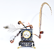 sculpture assemblage de Piet.sO - extinction des oiseaux, en référence à 
Magritte .