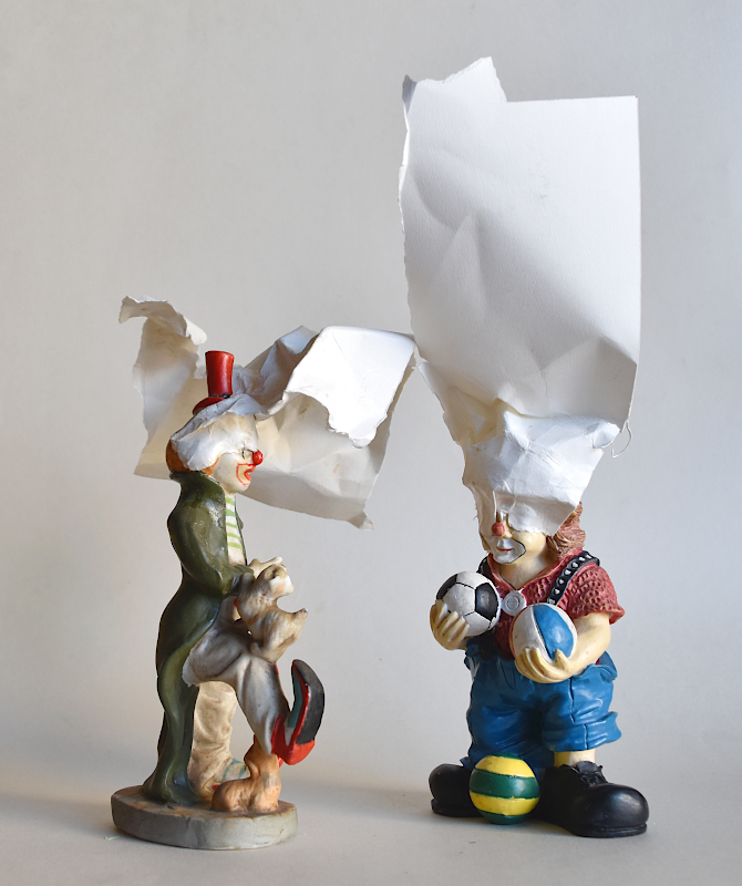 Piet.sO, contre le covid19,un collage de papier sur les yeux peut aussi remplacer le masque. assemblage collage sur statuette revisitée, art contemporain à propos du covid