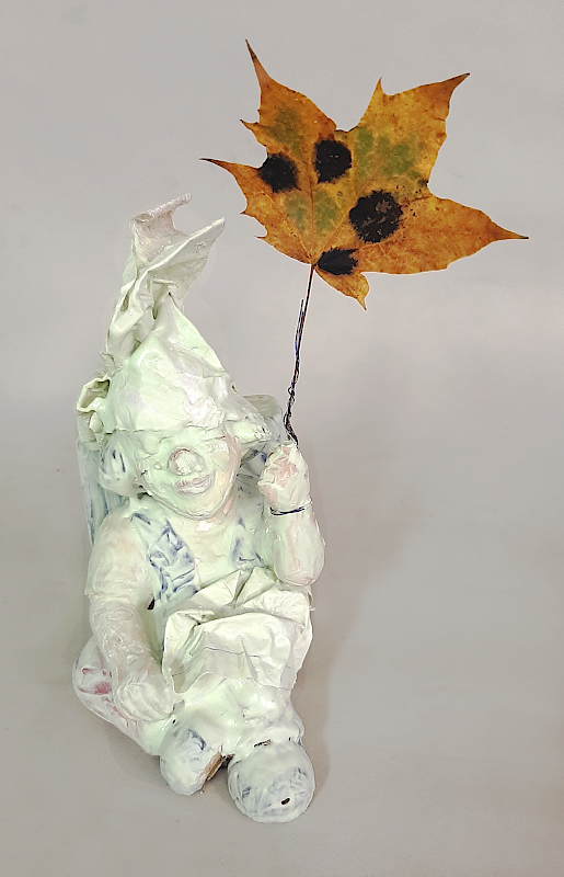 Piet.sO,clown peinturluré en vert d'être trop resté au contact de la nature lors du confinement au coronavirus.assemblage collage sur statuette revisitée, art contemporain à propos du covid