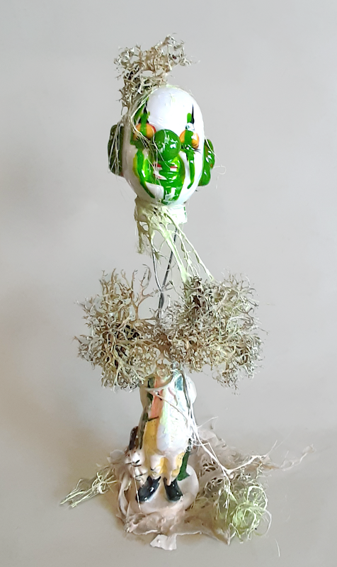 Piet.sO,clowns printanier, celui-là a des envies de nature pour échapper aux villes confinées. assemblage collage sur statuette, art installation à propos du covid