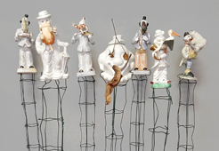 série de statuettes de clowns détournées- confinement et réfléxions plastiques à propos du coronaviruset du confinement.