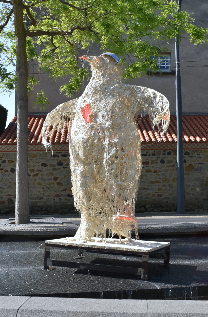 Piet.sO, pietso - sculpture monumentale de pingouin en résine et fibre. Vue de l'exposition Art dans la ville Issoire 2022 place du postillon.