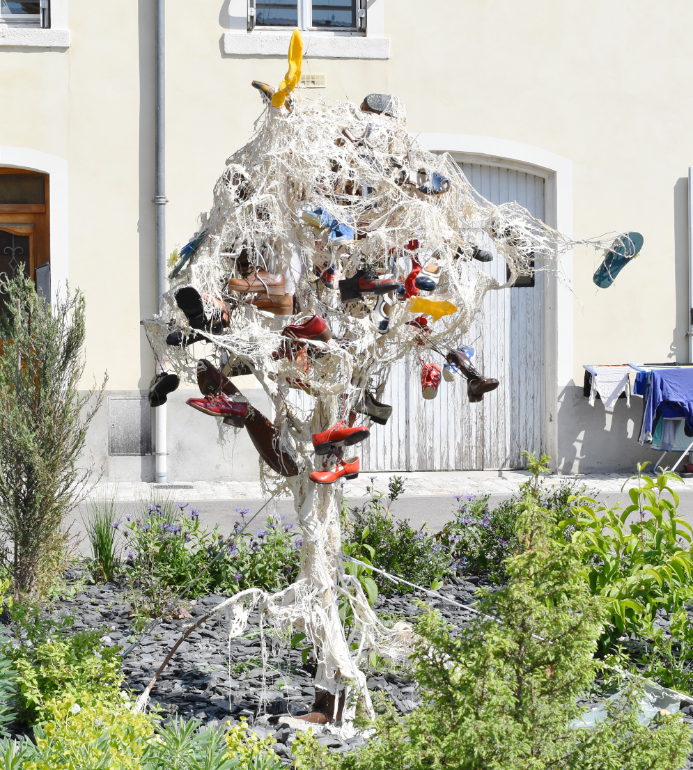 Piet.sO, pietso - sculpture contemporaine d'arbre dont les fruits seraient des chaussures.art contemporain 2021, Art dans la ville Issoire 2022