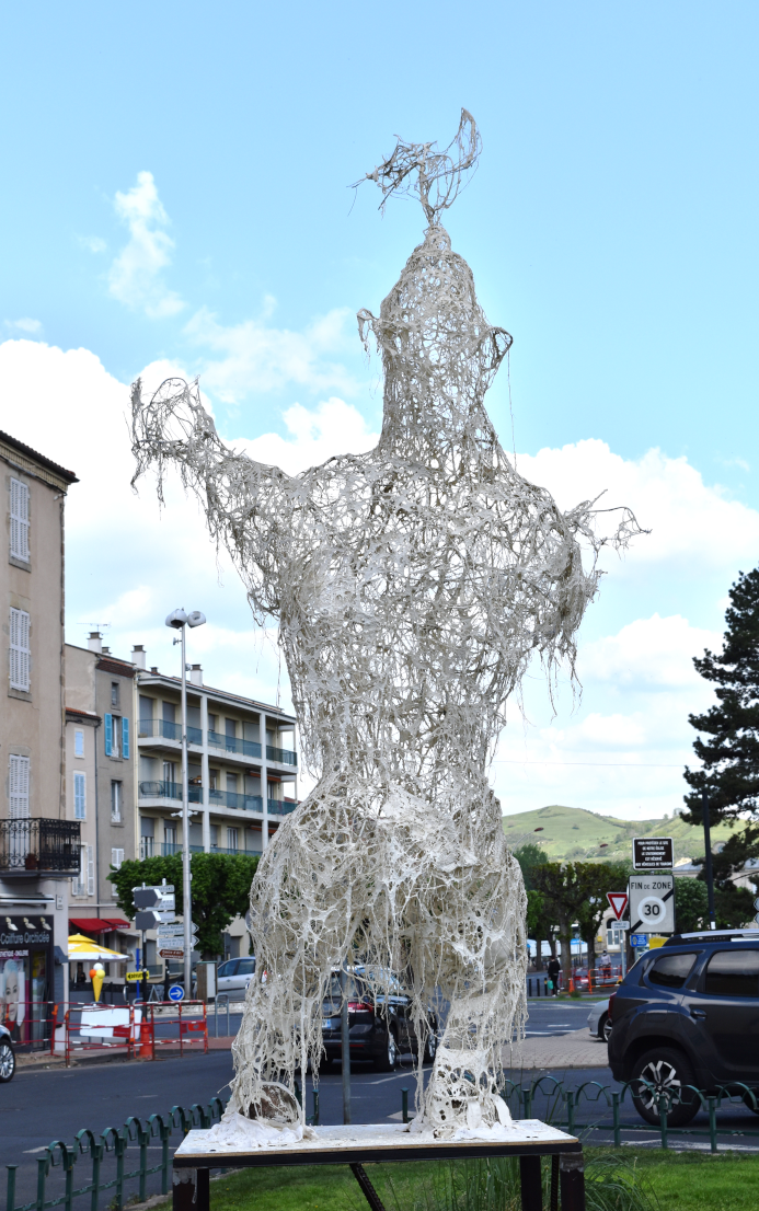 Piet.sO, parcours Art dans la ville 2022, Issoire abbatiale Austremoine, sculpture en résine - l'ours qui tentait d'écrire, de parler et de dessiner de l'artiste plasticienne Piet.sO.