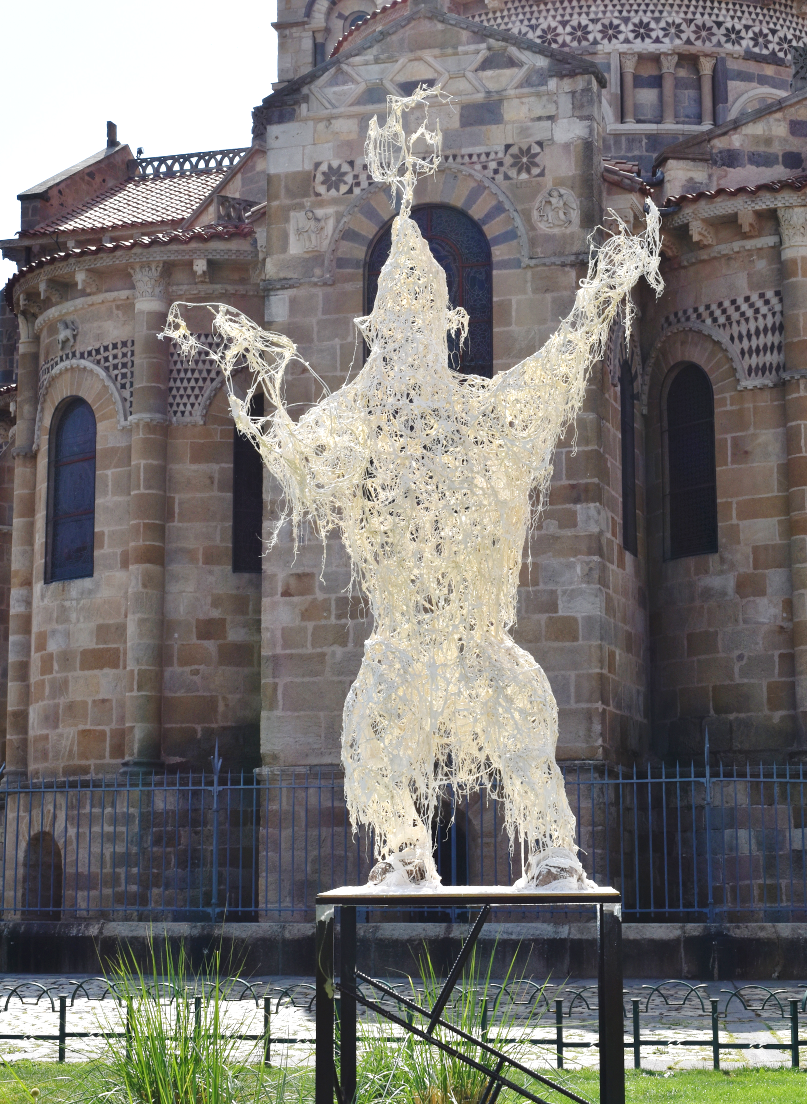 Piet.sO, parcours Art dans la ville 2022, Issoire abbatiale Austremoine, sculpture en résine - l'ours qui tentait d'écrire, de parler et de dessiner de l'artiste Piet.sO.