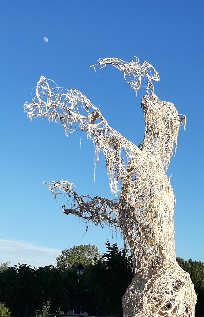 Piet.sO, parcours Art dans la ville 2022, Les merveilleuses disparitions - Issoire abbatiale Austremoine, sculpture en résine - l'ours qui tentait d'écrire, de parler et de dessiner de l'artiste plasticienne Piet.sO.