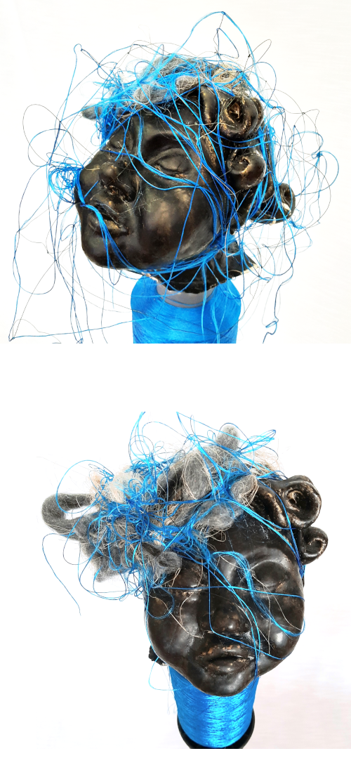 sculpture contemporaine mixed media - tête d'ange noir sur bobine de fil bleu. exposition savez-vous planter les choux - Piet.sO 2022