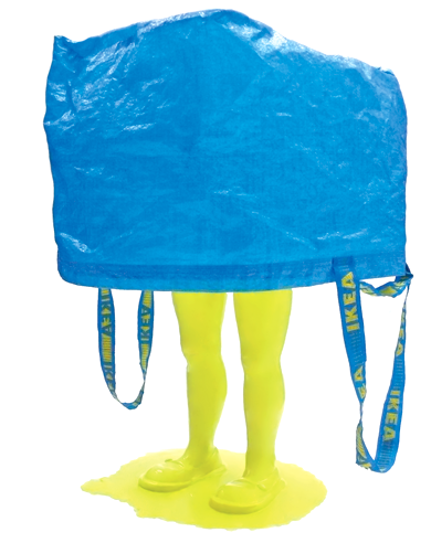  sculpture jaune et bleue de sac Ikéa porté par des jambes de fillettes dans une flaque jaune - Exposition savez-vous planter les choux - Piet.sO - sculpture contemporaine mixed media .
