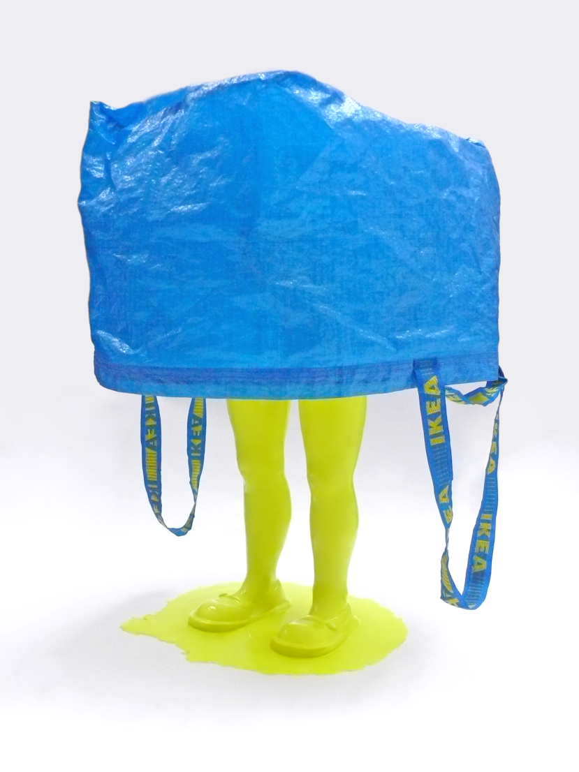  sculpture jaune et bleue de sac Ikéa porté par des jambes de fillettes dans une flaque jaune - Exposition savez-vous planter les choux - Piet.sO - sculpture contemporaine mixed media .