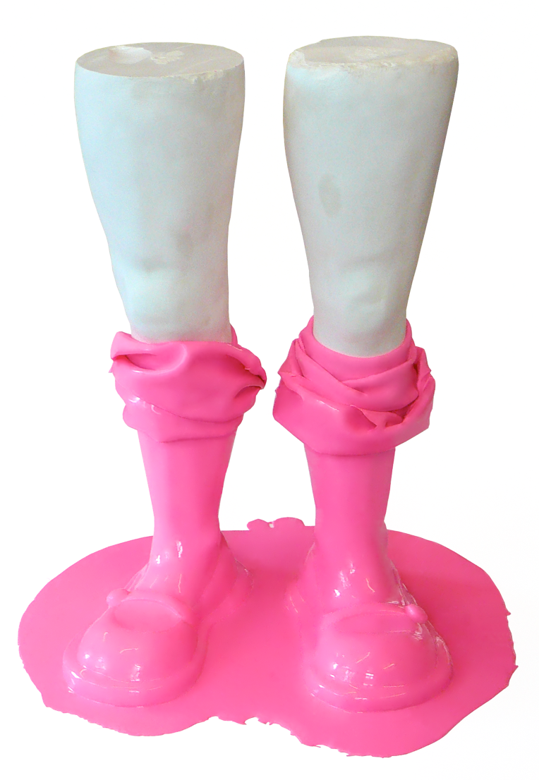 Mets ta forme rose, Piet.sO 2009, sculpture contemporaine en résine acrylique et silicone.Sculpture de  jambes de petites filles portant des chaussettes roses brillantes déscendues aux pieds. La première de la série des formes roses évoquant des jambes de fillettes engluées dans des fantasmes colorés.