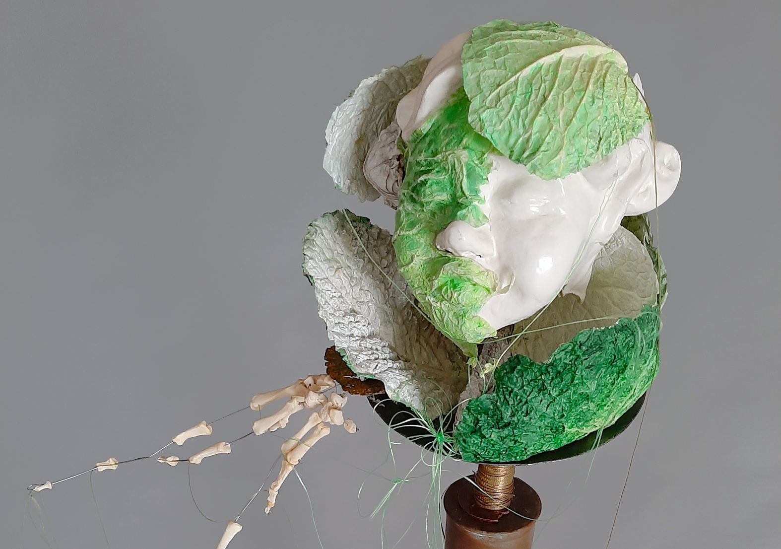 feuille de choux en papier, détail de la sculpture Savez-vous planter les choux de Piet.sO.