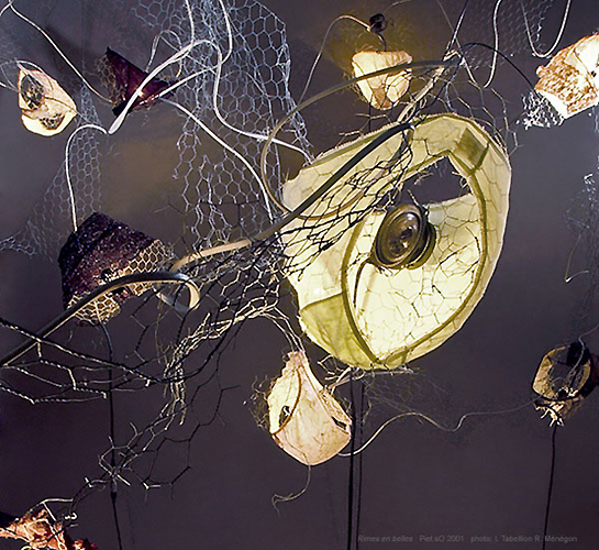 rimes en belle Piet.sO 2000-2001 guirlande de petites culottes lumineuses, sculpture installation lumineuse