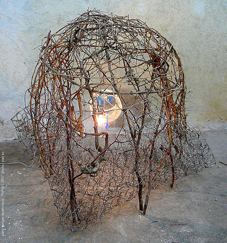 Sans danger faramineux, sculpture Piet.sO 2007, cabane en branches, sommier métallique, lumière, pietso