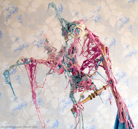 As-a-bird- Piet.sO  2015 sculpture en résine acrylique, pigments, filasse, textile.