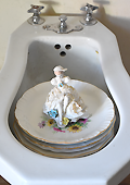 installation bidet assiettes figurine céramique - ancien hôtelde Paris, atelier d'artiste de Piet.sO, Piet.sO 2018 - art contemporain 