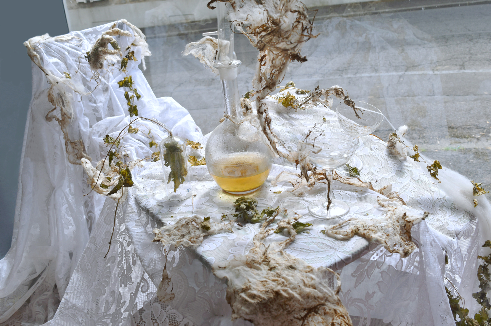 sculpture installation Nettle festering - found objects in an old hotel converted into a studio in the Center of France and stinging nettle - Piet.sO 2018.