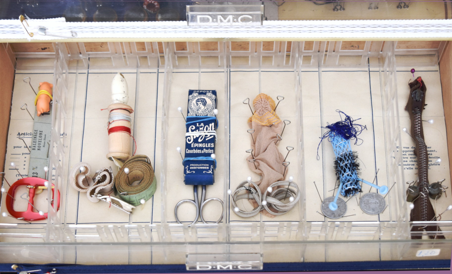 sculpture installation - collection de phallus dans une boite à couture - Piet.sO, art contemporain 2018.