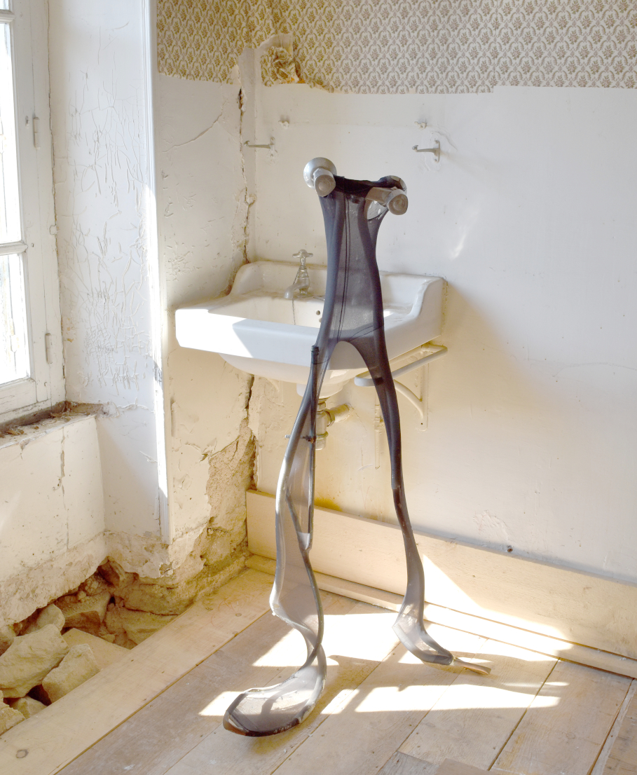 tapwater, art installation, Piet.sO 2018, black tights, washbasin, piping in an old hotel-studio.