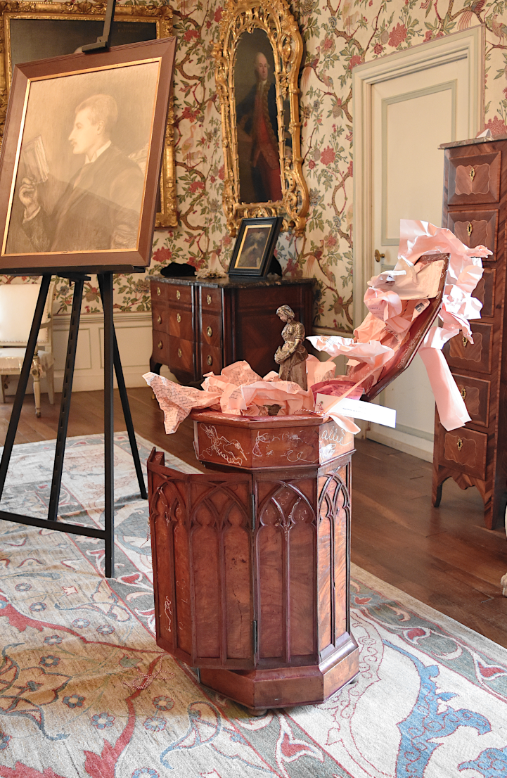 Piet.sO, A tout vent - sculpture contemporaine, visual arts, petit meuble mémoire de lettres de mon enfance- exposition loci par ci et mes mémoires d'oiseaux au château d'Aulteribe, chambre d'été de la Marquise - Auvergne.