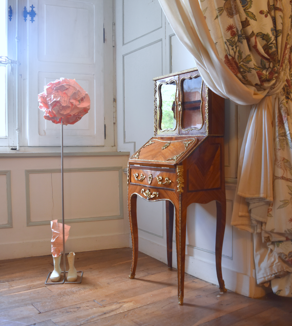 Piet.sO, - sculpture contemporaine, visual arts, lettres de copines de colonie de vacances, enfance, bottes en caoutchouc- exposition loci par ci et mes mémoires d'oiseaux au château d'Aulteribe, Auvergne. Chambre d'été de la Marquise Depierre. lettres de ma mère.