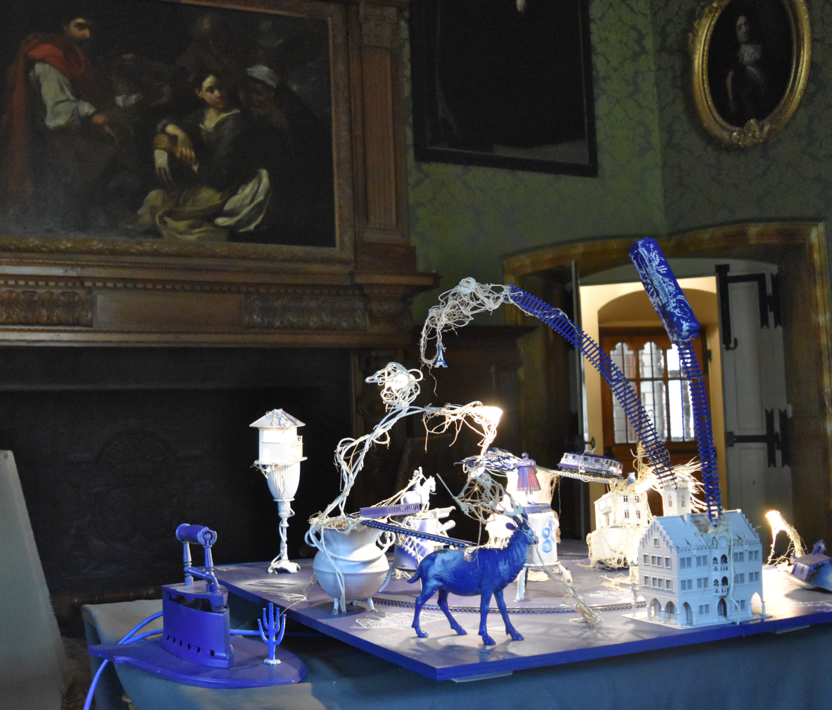 Piet.sO, - sculpture installation contemporaine, plateau avec circuit de train avec gares et porcelaines et objets divers tagués de souvenirs- exposition loci par ci et mes mémoires d'oiseaux au château d'Aulteribe, Auvergne.