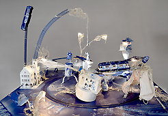 installation art contemporain trains et gares miniatures, circuit avec tags art Piet.sO 2024 