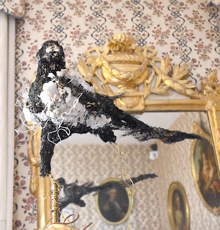 Piet.sO - sculpture contemporaine, mémoire d'oiseau - exposition loci par ci et mes mémoires d'oiseaux au château d'Aulteribe, Auvergne, formule mathématique de la circonférence du cercle. sculpture mnémotechnique sur la surface du cercle.