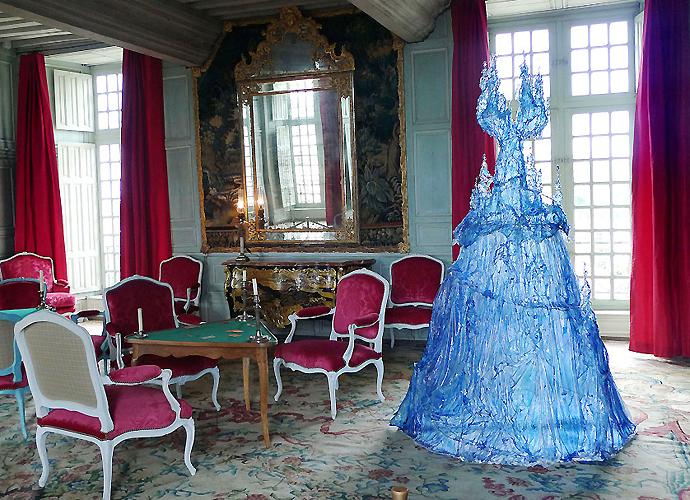 Château de Talcy,France art dress in resin Piet.sO,contemporary sculpture, castel-dress