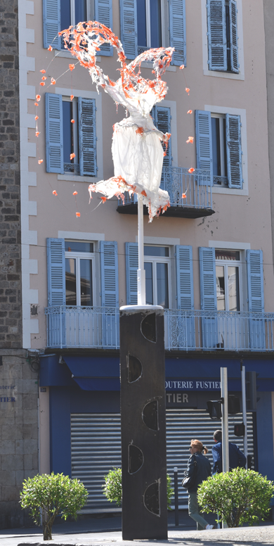 Tu verras si c'est facile d'attraper des peaux de sardines, robe sculpture en résine de Piet.sO, Parc tournay-Solvay, Espace européen pour la sculpture, présidence polonaise de l'Union Européenne, Art dans la ville 2022 Issoire, exposition personnelle Piet.sO Merveilleuses disparitions.