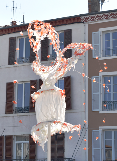 Tu verras si c'est facile d'attraper des peaux de sardines, robe sculpture en résine de Piet.sO, Art dans la ville 2022, Halle aux grains, Issoire, exposition personnelle Piet.sO Merveilleuses disparitions.