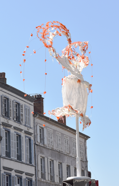 contemporary sculpture, Piet.sO, Parc tournay-Solvay, European Space for Sculpture, Art dans la ville 2022 Issoire, sculpture dress lace girdle and petticoat in resin Piet.sO Merveilleuses disparitions, halle aux grains.