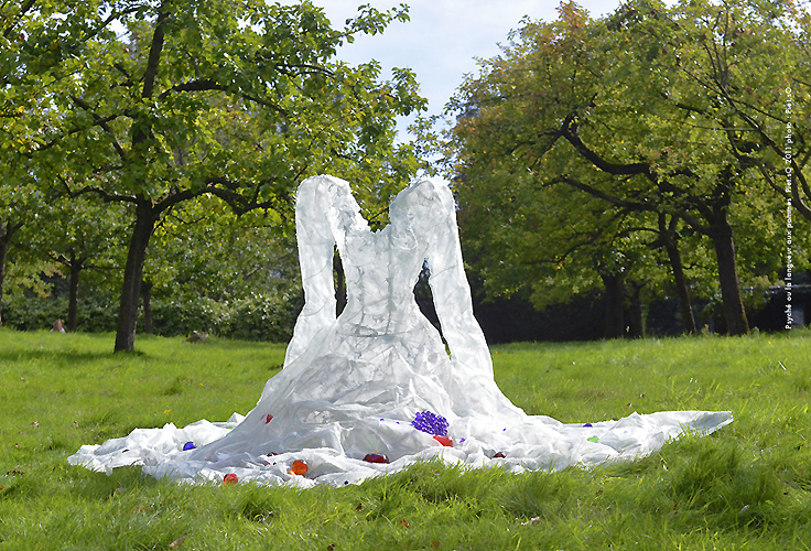 dress sculpture of Piet.sO : Languidly Psyche with apples - Tournay Solvay Regional parc,  Exhibition : When the woods sleep, memories danse, Tournay Solvay Parc  Watermaler Boitsfort, Brussels