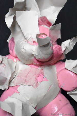 Piet.sO, don't follow me, art contemporain, sculpture collage papier sur céramique de récupération.