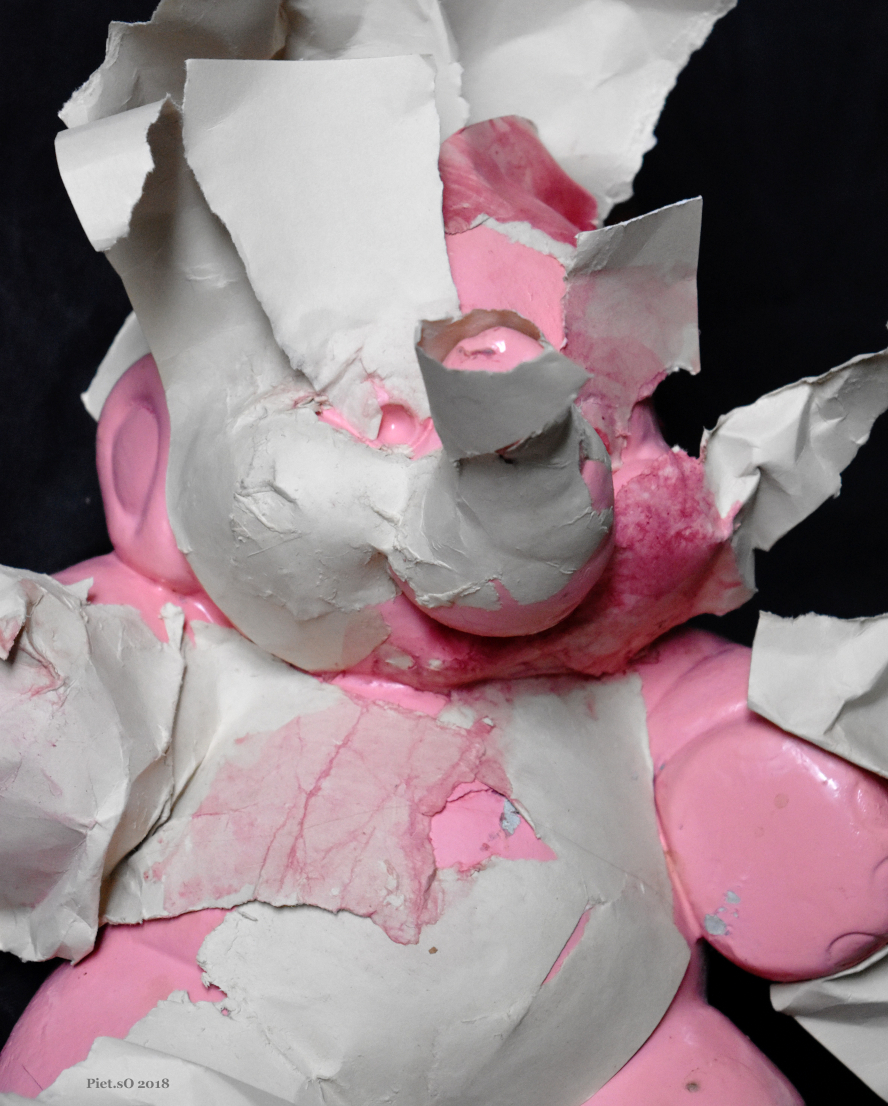 Piet.sO, pink, art contemporain, sculpture collage de papier froissé sur céramique de récupération. sculpture d'éléphant rose, perte de la mémoire, mémoire grotesque.