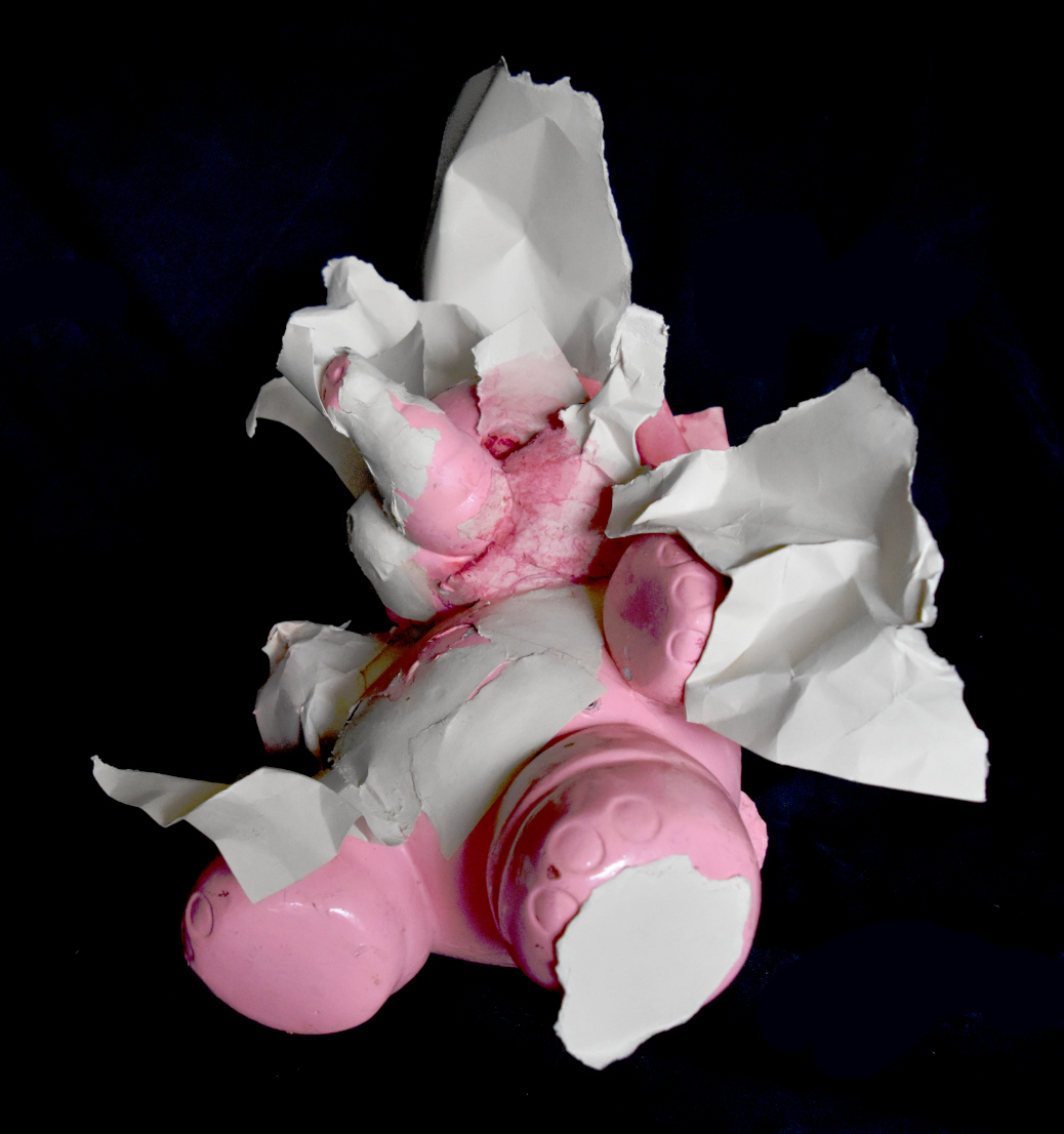 Piet.sO, art contemporain, sculpture technique mixte, papier froissé collé sur statuette d'éléphant rose. art et mémoire