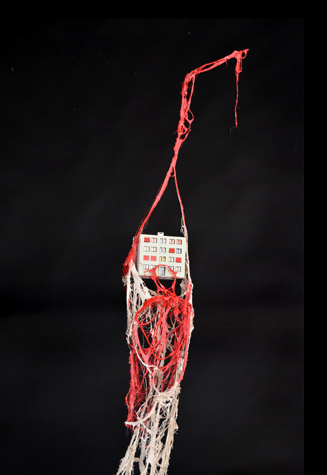 Piet.sO, bad signal, arbre antenne, art contemporain, sculpture résine acrylique fibre et maquette d'immeuble.