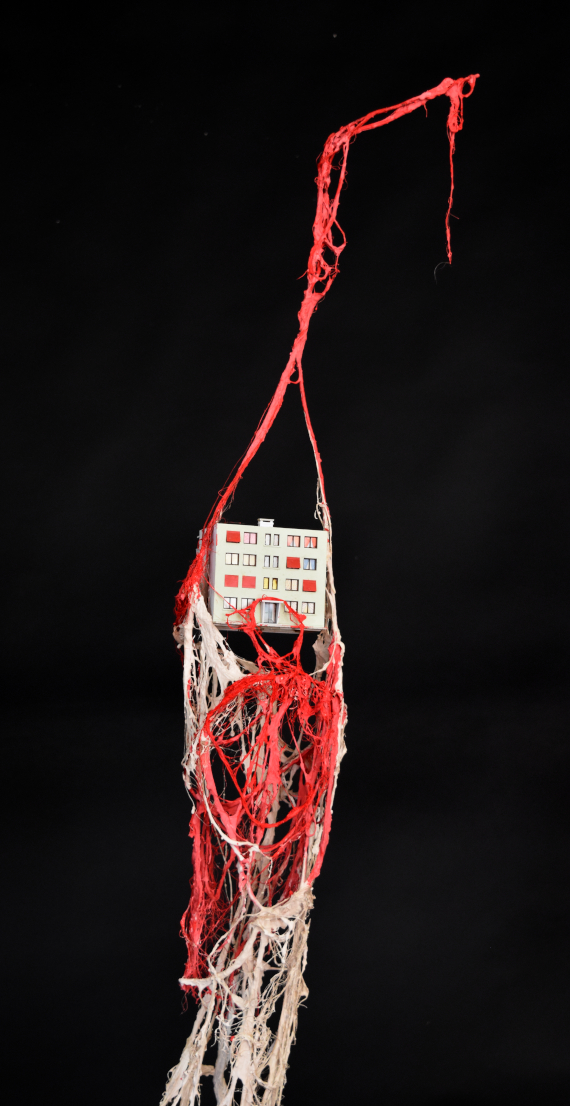 Piet.sO, bad signal, arbre antenne pour immeuble désuet - art contemporain, sculpture résine acrylique..