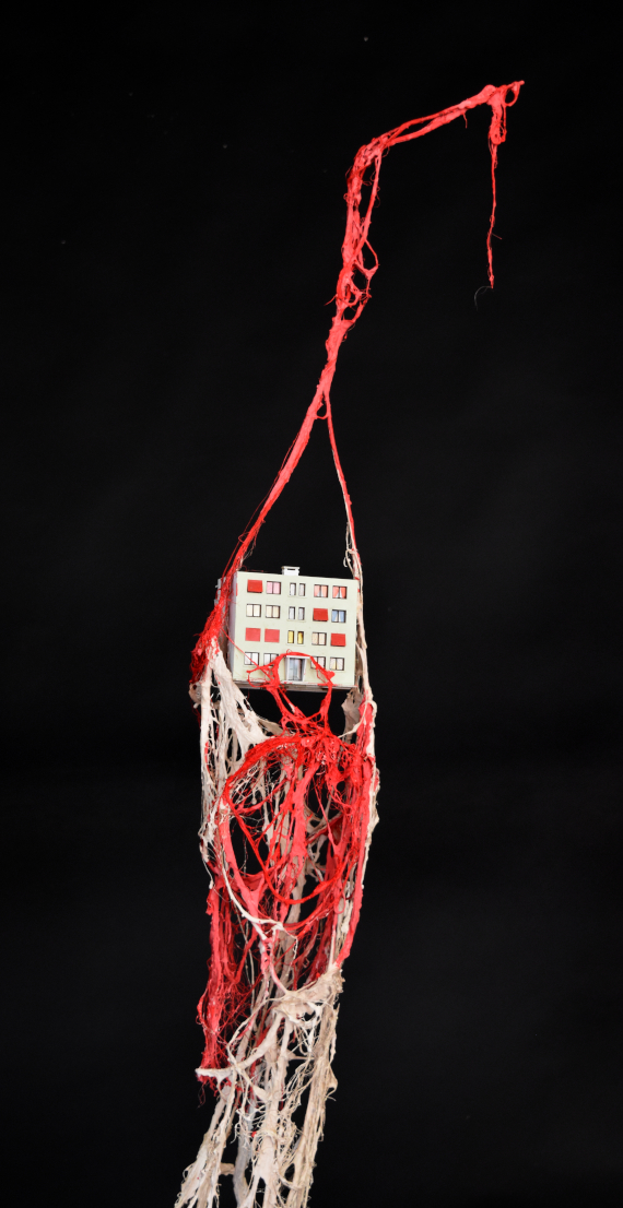 Piet.sO, bad signal,tree antena, contemporary art, sculpture résine acrylique fibre et maquette d'immeuble.