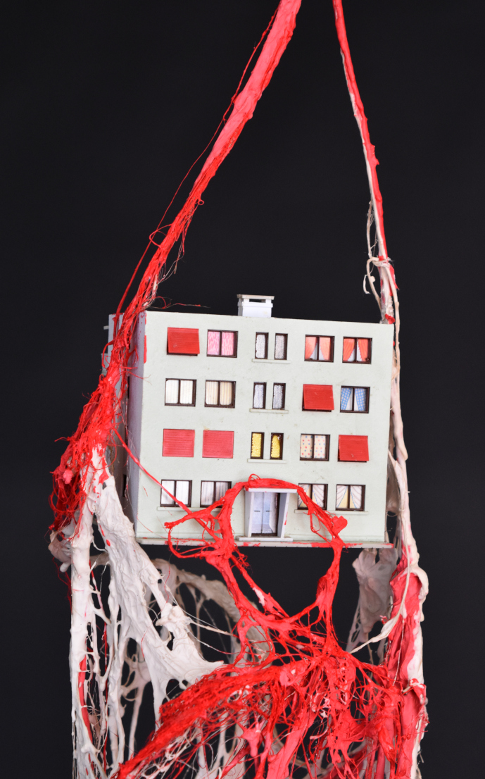 Piet.sO, bad signal, arbre cabanne immeuble faisant mauvaise antenne, art contemporain, sculpture résine acrylique fibre et maquette d'immeuble