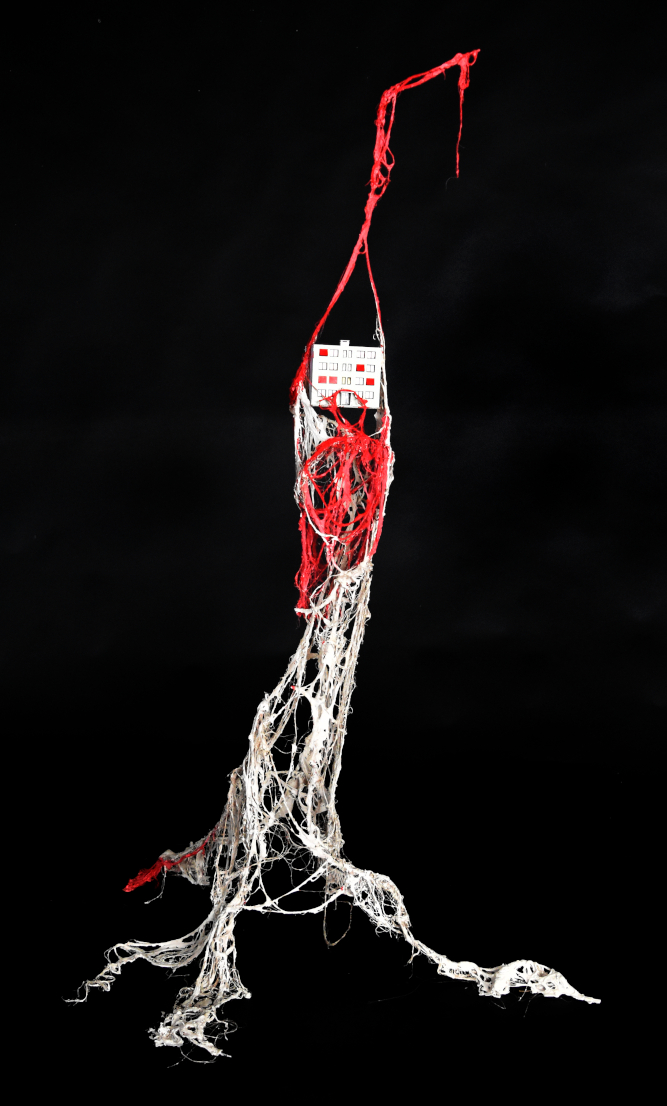 Piet.sO, bad signal, arbre antenne, art contemporain, sculpture résine acrylique fibre et maquette d'immeuble.