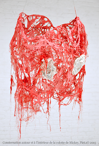 Piet.sO  2015 sculpture en résine acrylique, pigments, filasse.