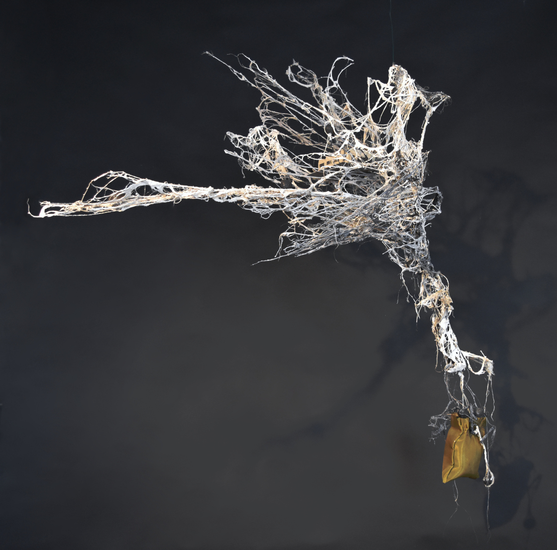 Piet.sO, crachait la forêt, sculpture contemporaine. maquette d'usine à charbon, charbon résine acrylique, arbre dans l'art contemporain.