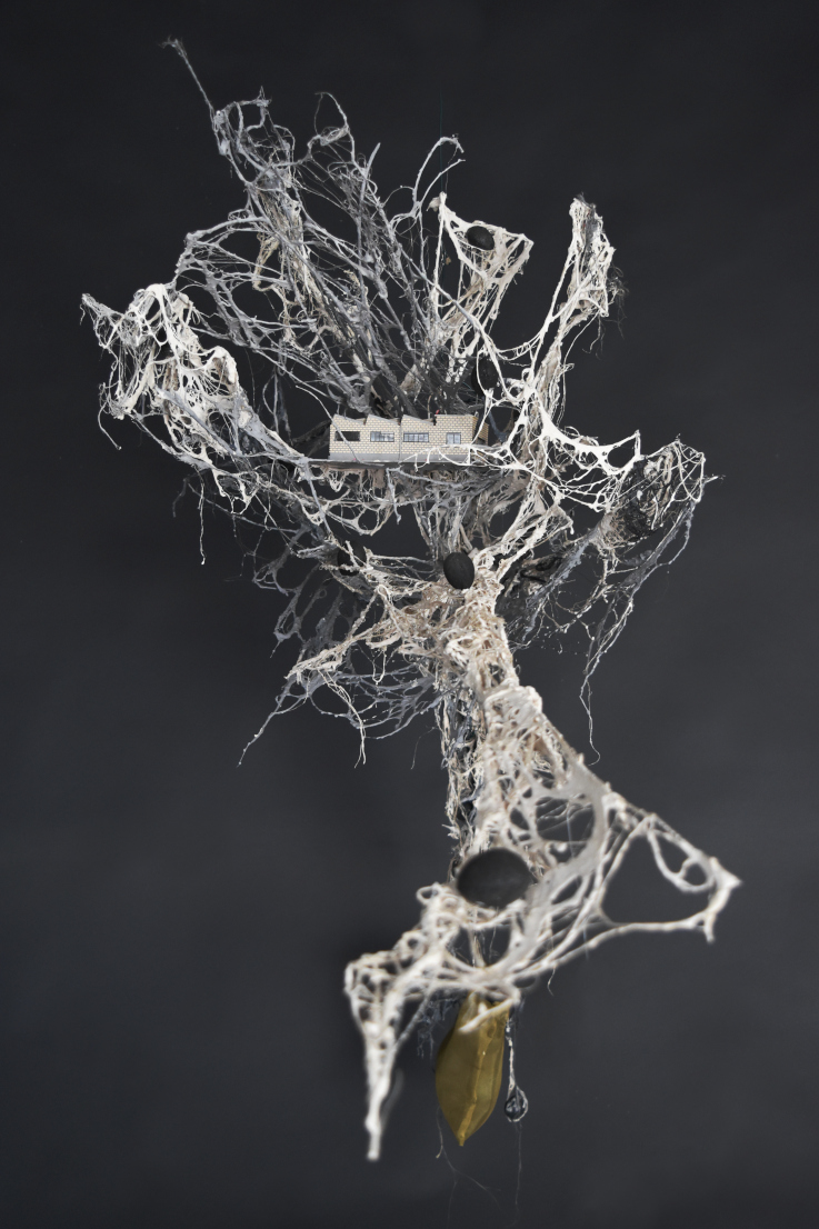 Piet.sO, sculpteure, arbre desseché crachant des boulette de charbon - sculpture contemporaine.  - résine acrylique, l'arbre, le climat dans l'art contemporain.