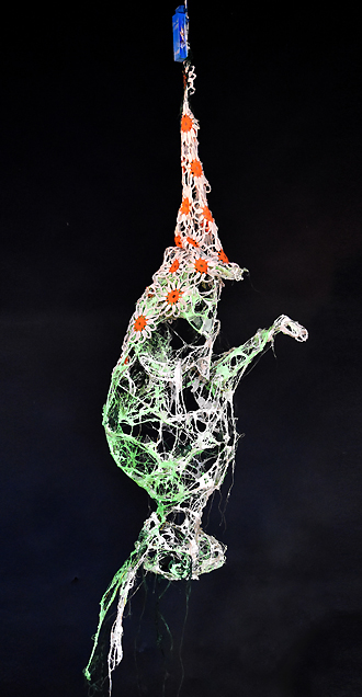 Piet.sO,Inverse, sculpture contemporaine - lapin inversé en résine acrylique, napperon et train miniature