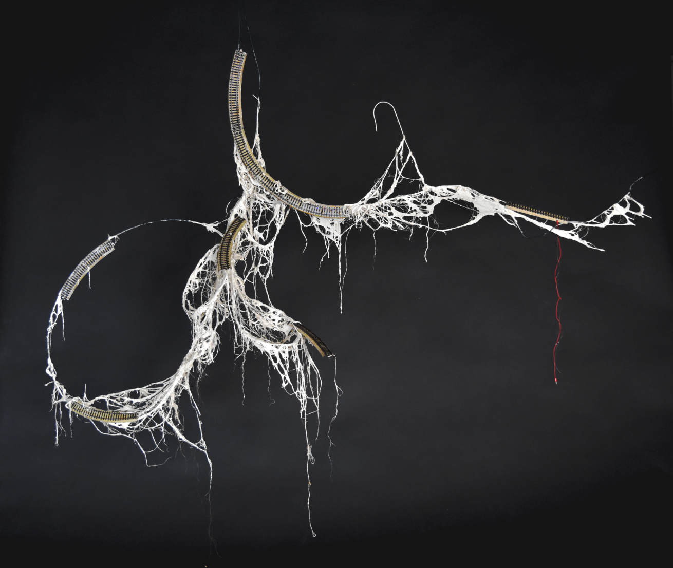 Piet.sO, loop the loop, miss the train - sculpture contemporaine. arbre blanc, rail de train issu d'une maquette de circuit de train, looping - résine acrylique, arbre dans l'art contemporain.