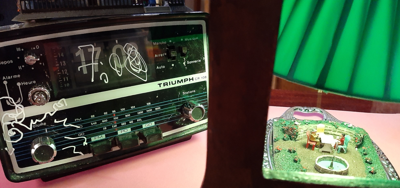 artist Piet.sO Contemporary sculpture composed by  miniature words  et objects on old TV table. miniature and clock JE T'AIME, TEMPS - expo personnelle - LA LICORNE, St-Germain-Lembron, Auvergne-Rhone-Alpes