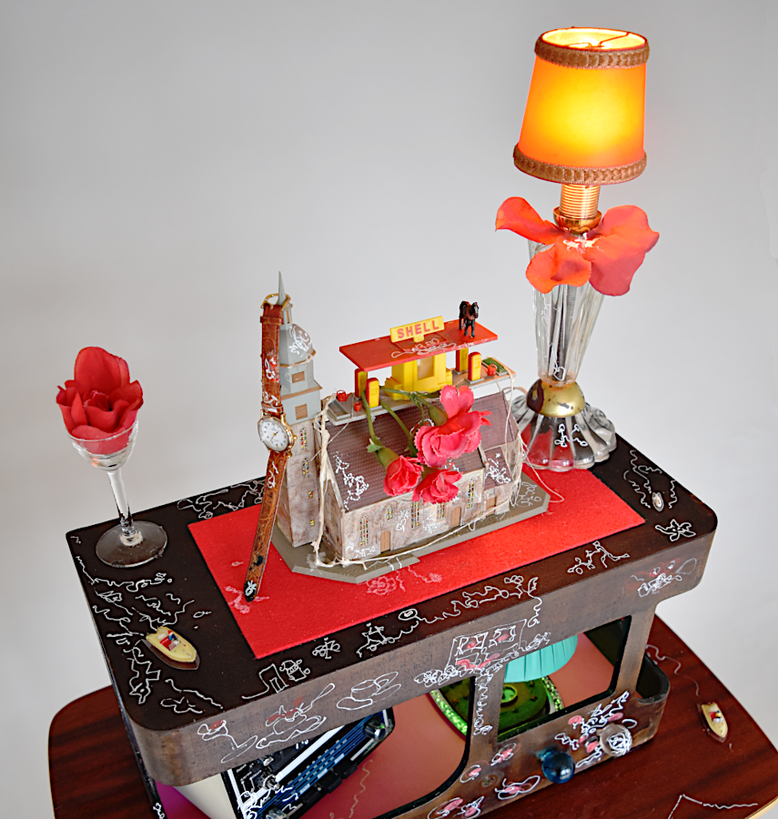 contemporay artist Piet.sO Contemporary sculpture composed by  miniature words  et objects on old TV table. JE T'AIME, TEMPS - expo personnelle - LA LICORNE, St-Germain-Lembron, Auvergne-Rhone-Alpes