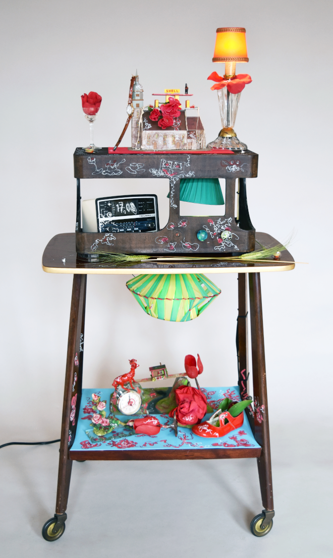 Contemporary sculpture composed by  miniature words  et objects on old TV table. JE T'AIME, TEMPS - expo personnelle - LA LICORNE, St-Germain-Lembron, Auvergne-Rhone-Alpes